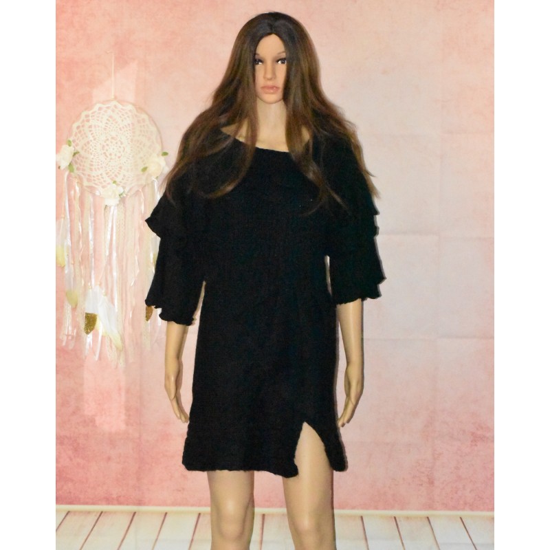 Robe pull, en laine, coloris noir. Robe pull, en laine, coloris noir.