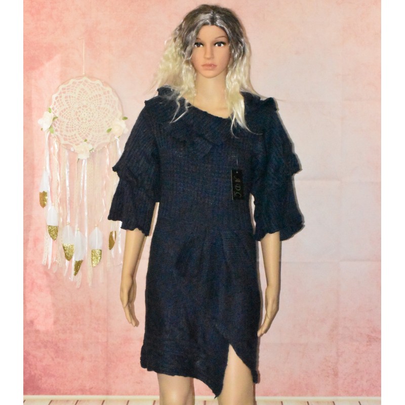 Robe pull, en laine, coloris bleu marine. Robe pull, en laine, coloris bleu marine.