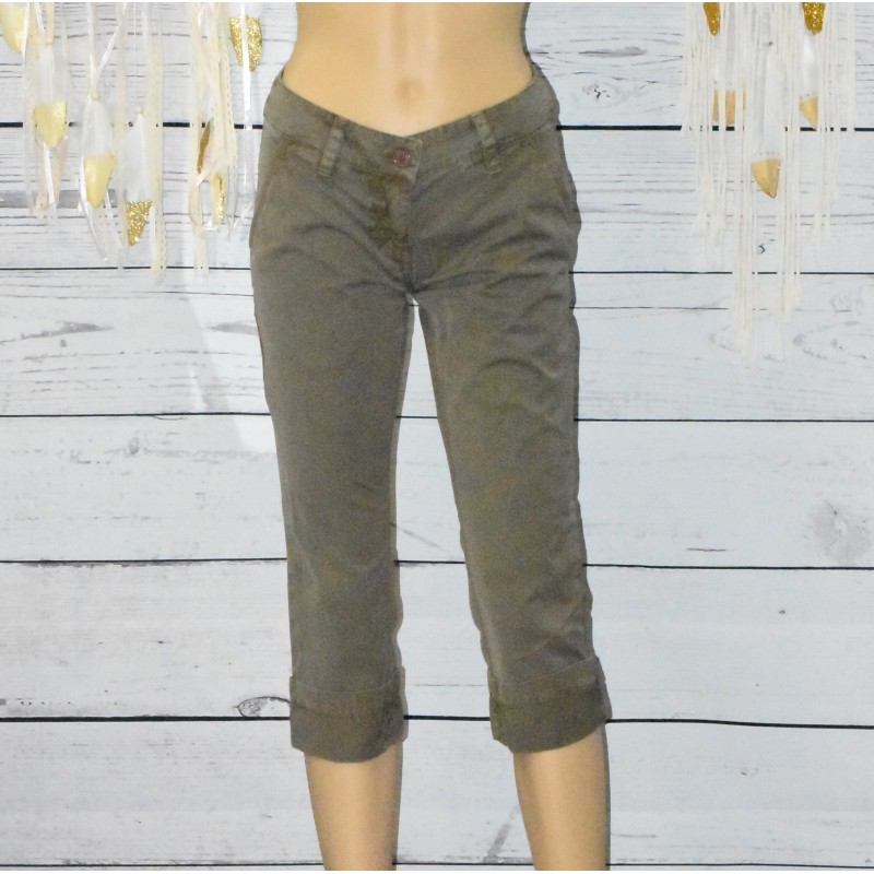 Pantacourt coupe droite, School rag, coloris taupe. Pantacourt coupe droite, School rag, coloris taupe.