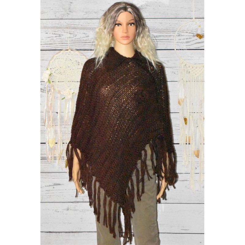 Poncho fleur, différents coloris, marron. Poncho fleur, différents coloris, marron.