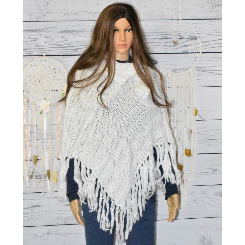 Poncho fleur, différents coloris, blanc. Poncho fleur, différents coloris, blanc.