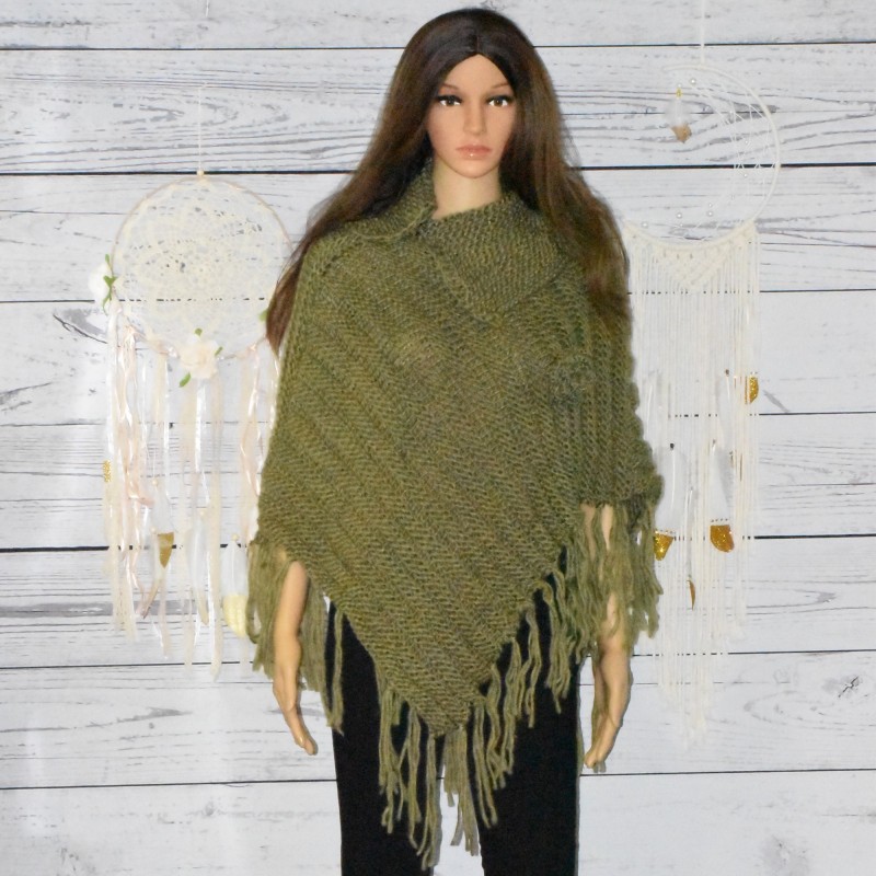 Poncho fleur, différents coloris, kaki. Poncho fleur, différents coloris, kaki.