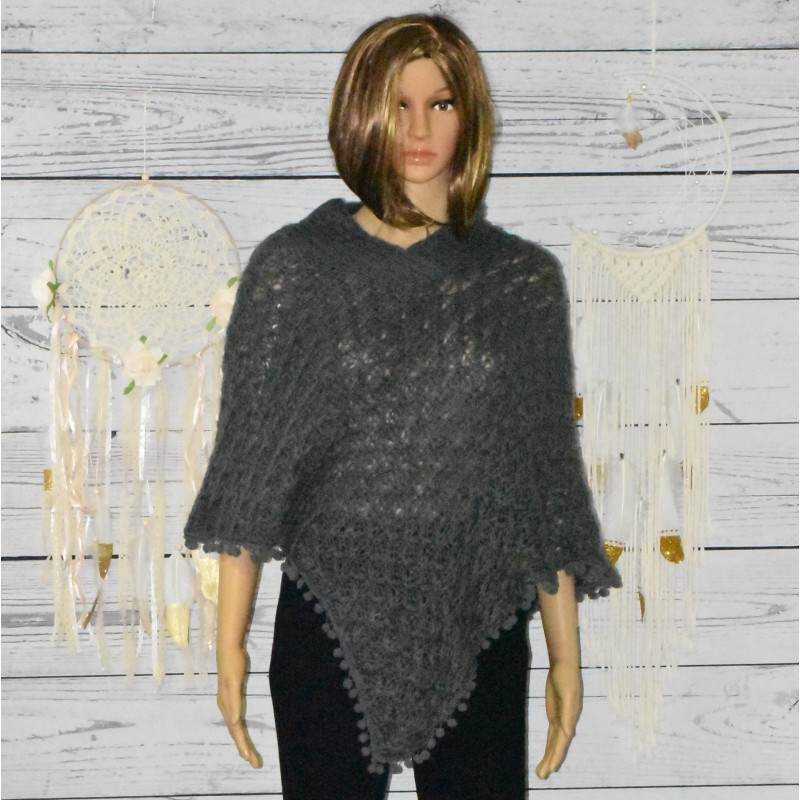 Poncho petits pompons, différents coloris, gris. Poncho petits pompons, différents coloris, gris.