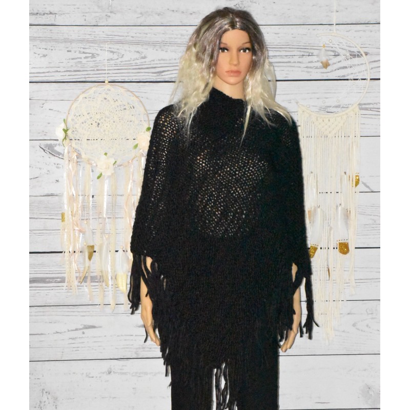 Poncho fleur, différents coloris, noir. Poncho fleur, différents coloris, noir.