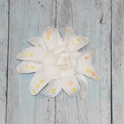 Fleur 2 en 1, élastique à cheveux ou broche, coloris blanc.