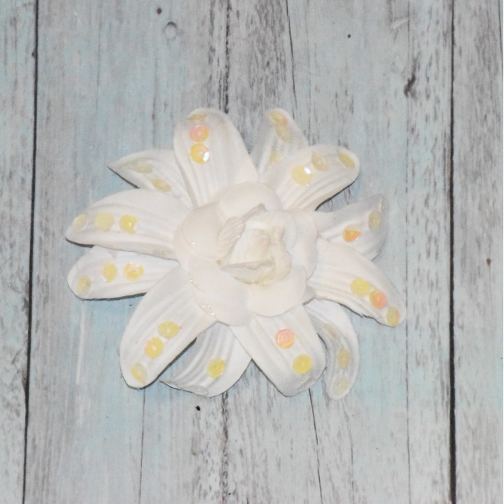 Fleur 2 en 1, élastique à cheveux ou broche, coloris blanc.