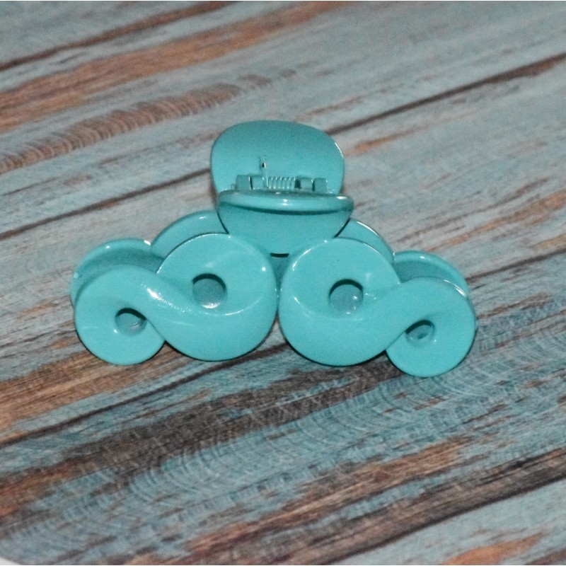 Pince crabe plastique coloré, modèle 1, couleur bleu turquoise. Pince crabe plastique coloré, modèle 1, couleur bleu turquoise.