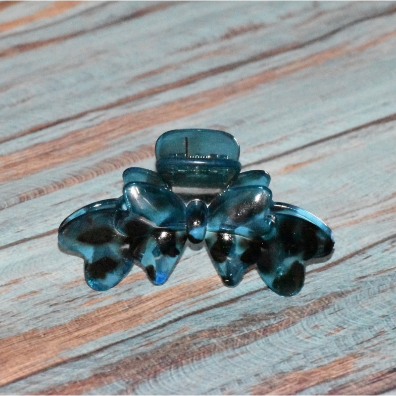Pince crabe transparente, forme nœud, coloris bleu. Pince crabe transparente, forme nœud, coloris bleu.