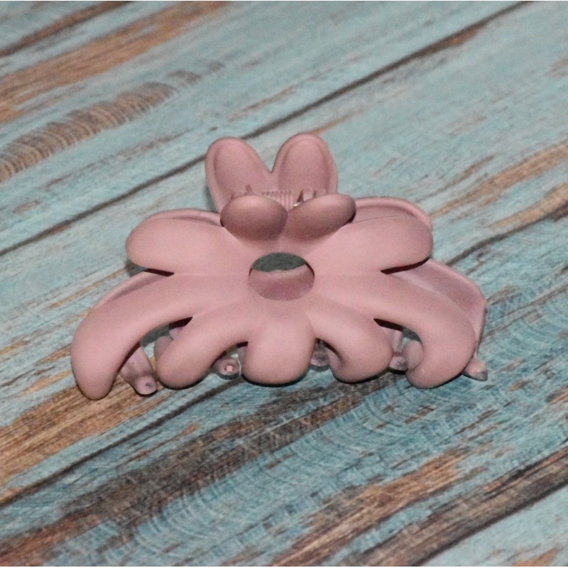 Pince à cheveux forme fleur, taille moyenne, plastique coloré opaque, coloris rose clair. Pince à cheveux forme fleur, taille moyenne, plastique coloré opaque, coloris rose clair.