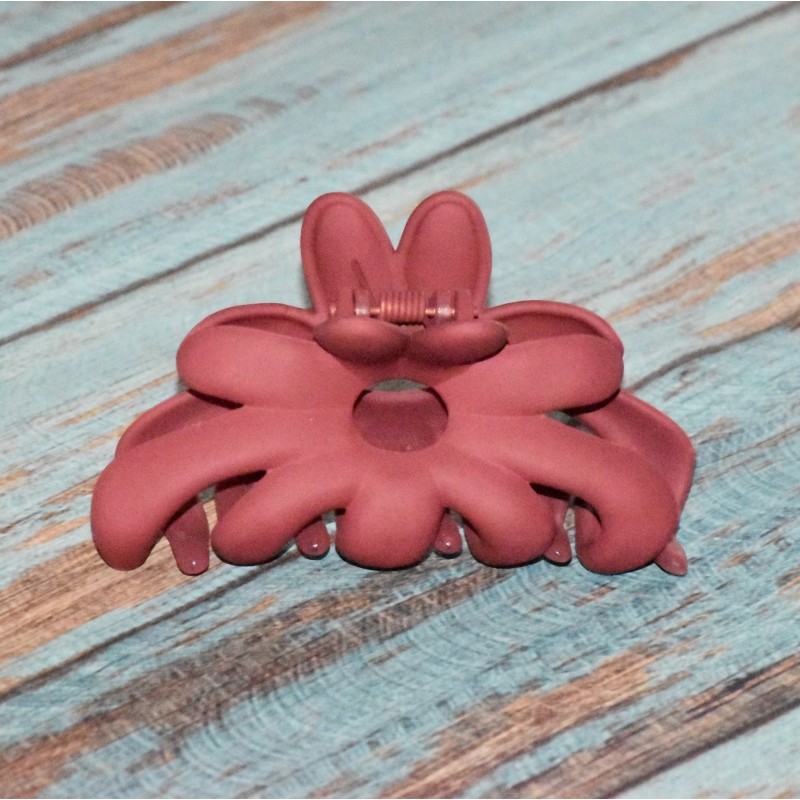 Pince à cheveux forme fleur, taille moyenne, plastique coloré opaque, coloris rouge. Pince à cheveux forme fleur, taille moyenne, plastique coloré opaque, coloris rouge.