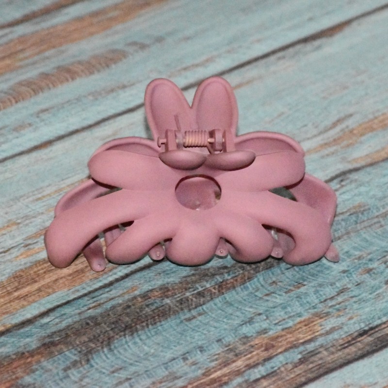 Pince à cheveux forme fleur, taille moyenne, plastique coloré opaque, coloris rose foncé. Pince à cheveux forme fleur, taille moyenne, plastique coloré opaque, coloris rose foncé.