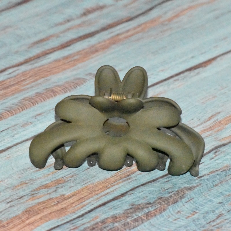 Pince à cheveux forme fleur, taille moyenne, plastique coloré opaque, coloris vert kaki. Pince à cheveux forme fleur, taille moyenne, plastique coloré opaque, coloris vert kaki.
