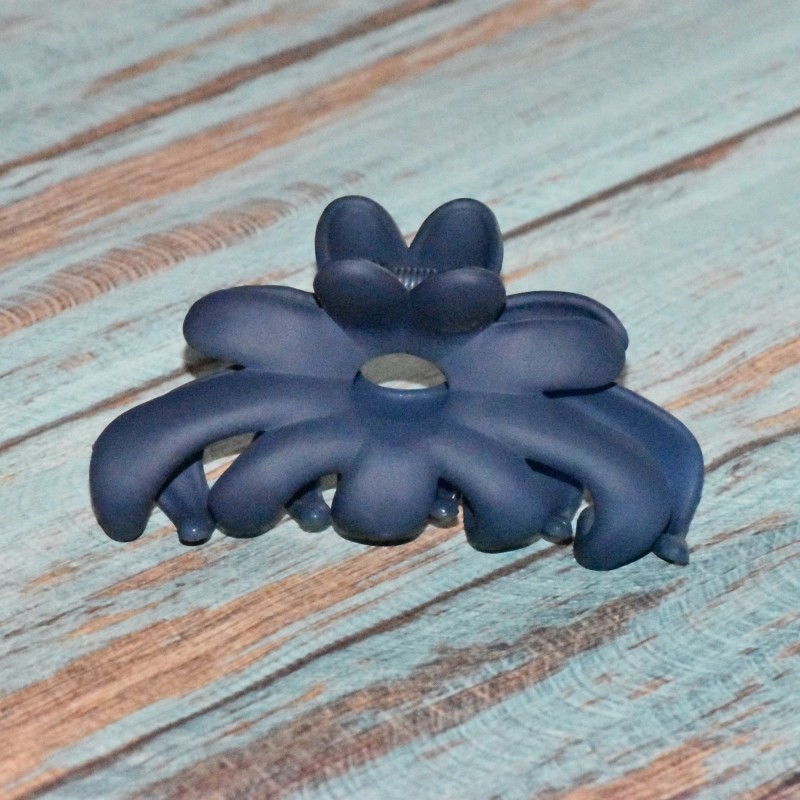 Pince à cheveux forme fleur, taille moyenne, plastique coloré opaque, coloris bleu marine.