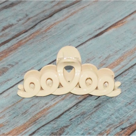 Pince à cheveux, forme boucles, en plastique, coloris beige opaque.