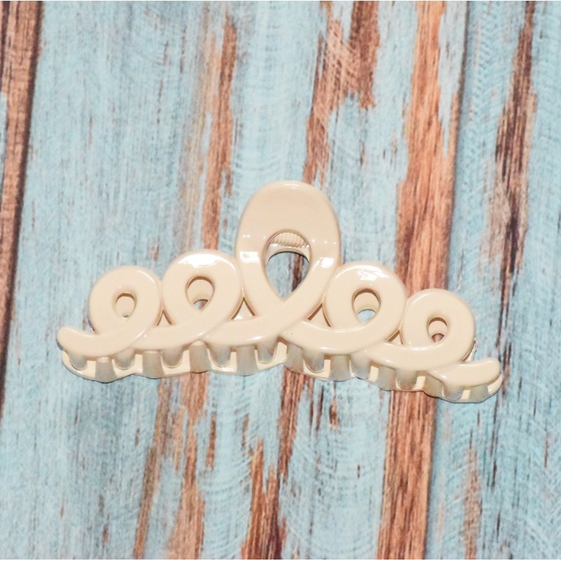Pince à cheveux, forme boucles, en plastique, coloris beige opaque. Pince à cheveux, forme boucles, en plastique, coloris beige opaque.