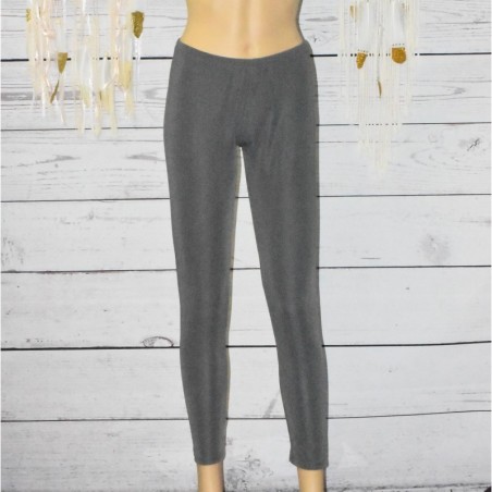 Leggings en matière côtelée, coloris taupe. Leggings en matière côtelée, coloris taupe.