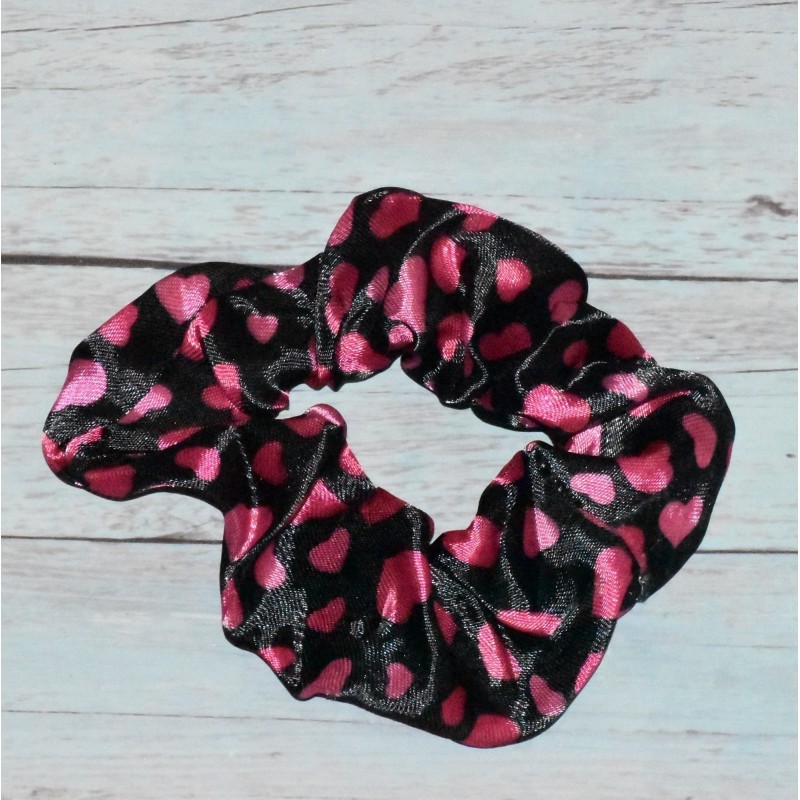 Chouchou motif cœur, toucher satin, coloris noir et rose. Chouchou motif cœur, toucher satin, coloris noir et rose.