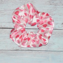 Chouchou motif cœur, toucher satin, coloris blanc et rose.