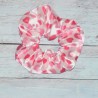 Chouchou motif cœur, toucher satin, coloris blanc et rose.