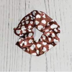 Chouchou motif cœur, toucher satin, coloris blanc et marron.