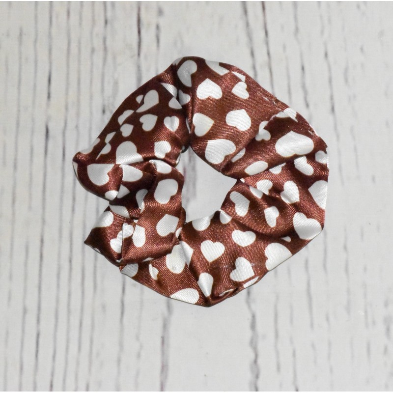 Chouchou motif cœur, toucher satin, coloris blanc et marron. Chouchou motif cœur, toucher satin, coloris blanc et marron.