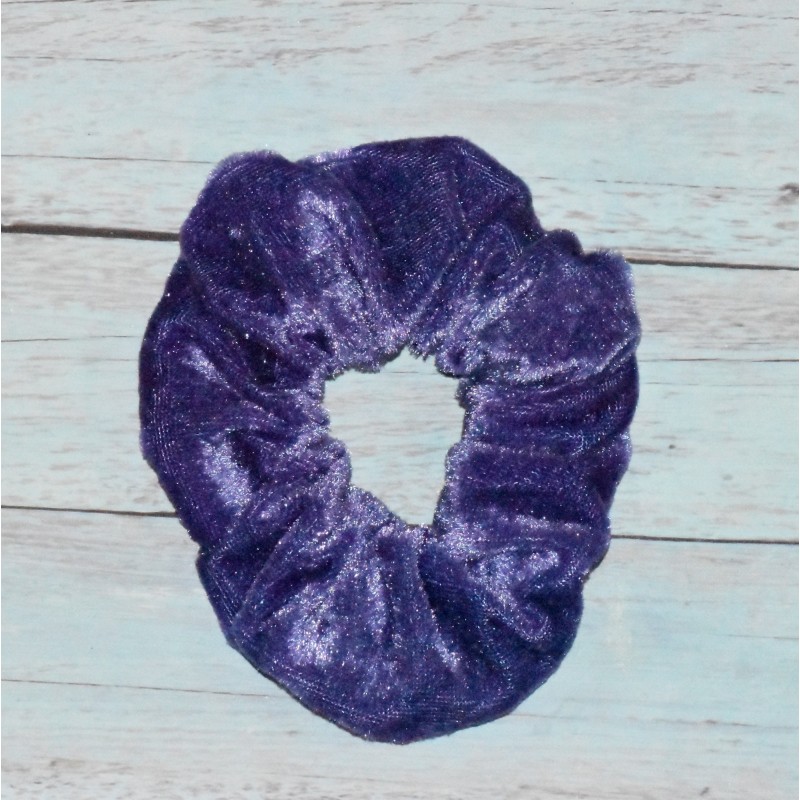 Chouchou en velours, coloris violet. Chouchou en velours, coloris violet.