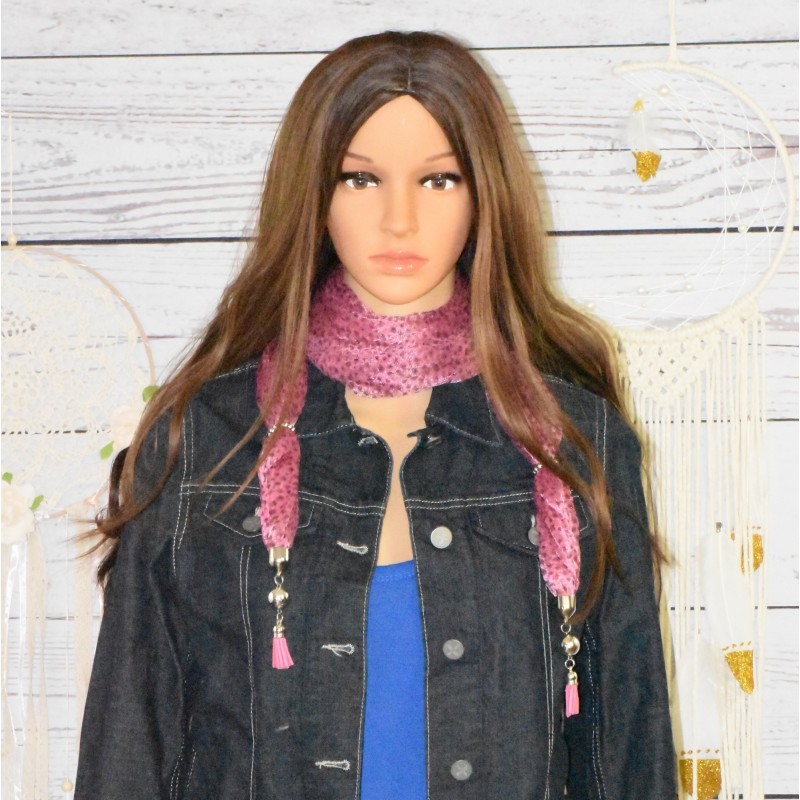 Foulard bijoux, tacheté léopard, pendentif tassel, coloris rose. Foulard bijoux, tacheté léopard, pendentif tassel, coloris rose.