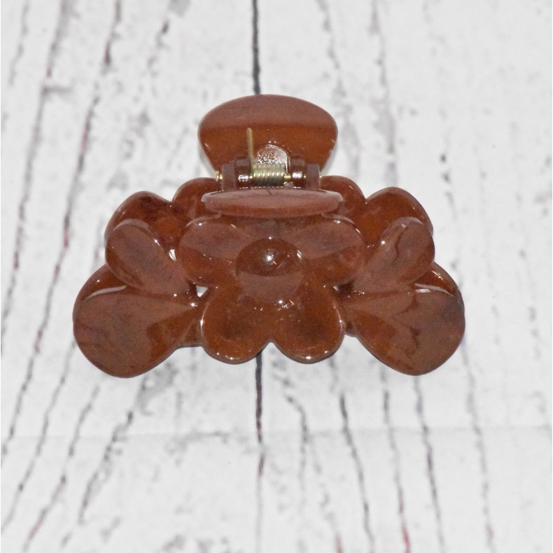Pince à cheveux, motif fleur, coloris marron. Pince à cheveux, motif fleur, coloris marron.