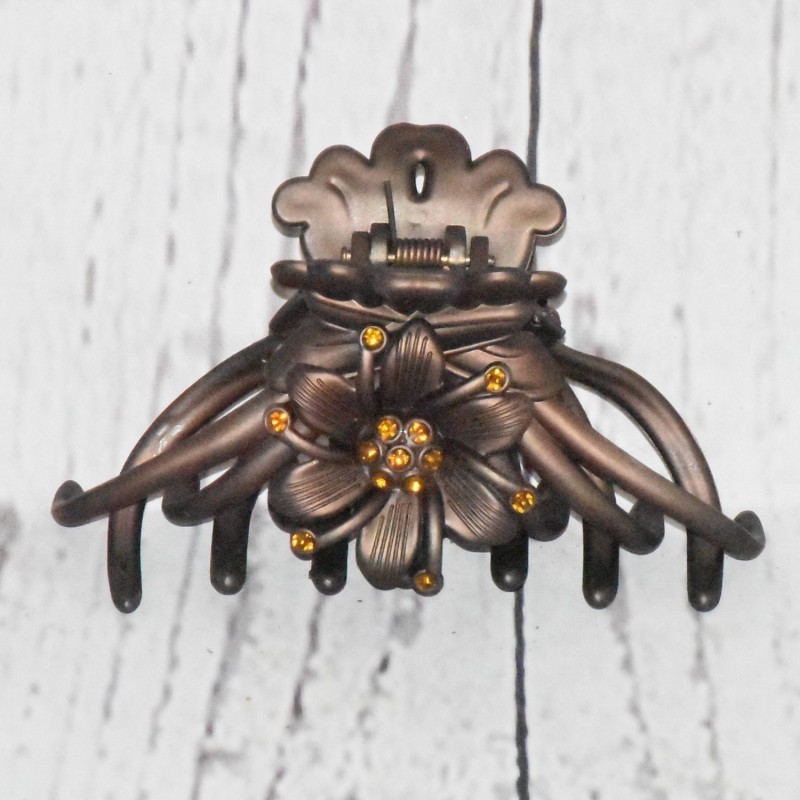Pince crabe XL 10.5cm, barrette à cheveux strass, coloris marron. Pince crabe XL 10.5cm, barrette à cheveux strass, coloris marron.