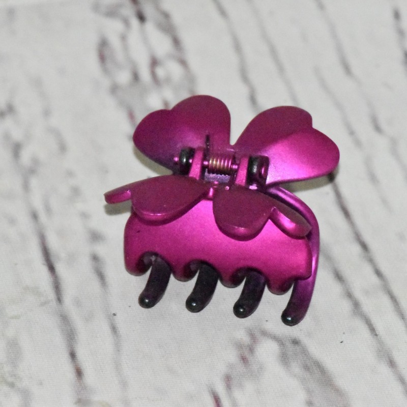 Petites pinces croco satin, coloris rose fuchsia. Petites pinces croco satin, coloris rose fuchsia.