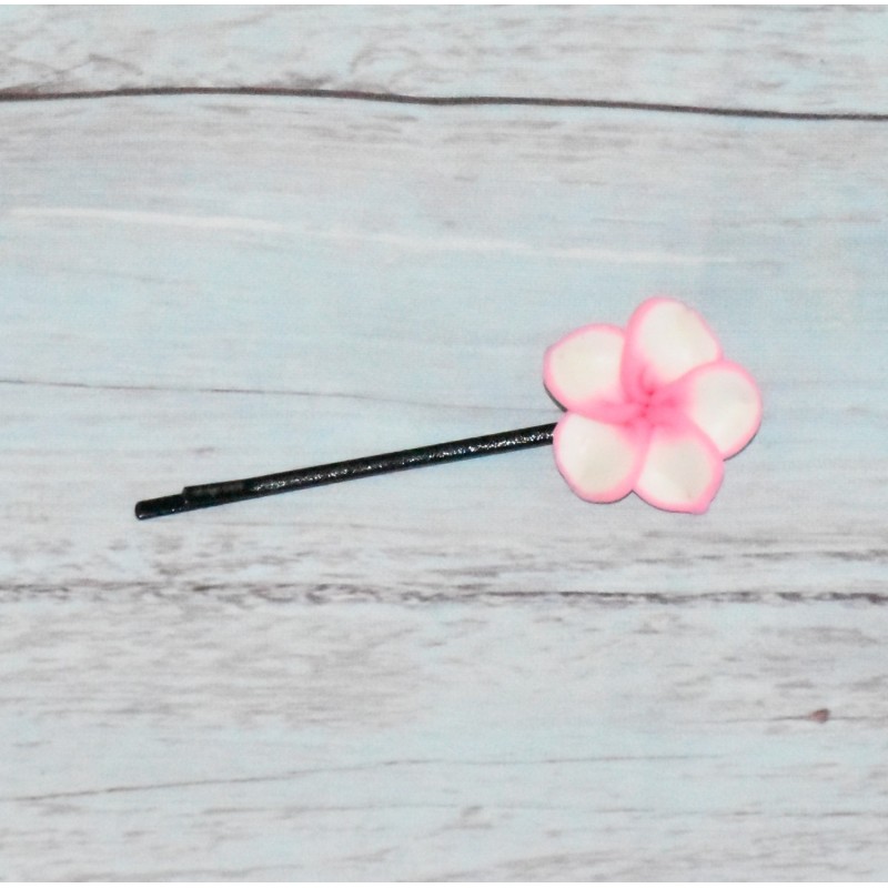 Barrette en métal, fleur de frangipanier, coloris rose fluo. Barrette en métal, fleur de frangipanier, coloris rose fluo.