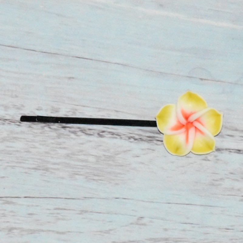 Barrette en métal, fleur de frangipanier, coloris jaune. Barrette en métal, fleur de frangipanier, coloris jaune.