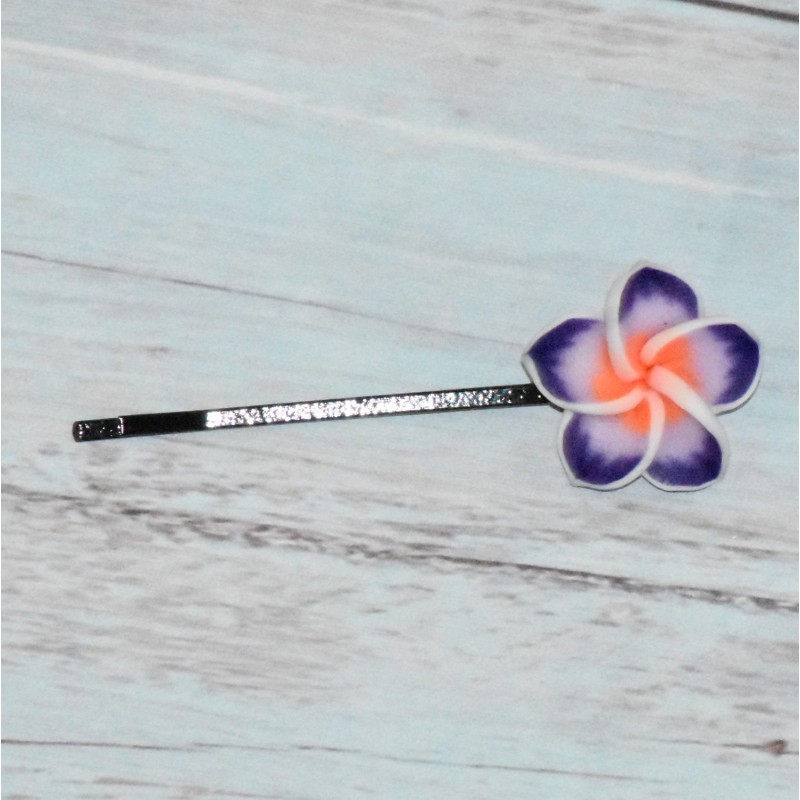 Barrette en métal, fleur de frangipanier, coloris violet. Barrette en métal, fleur de frangipanier, coloris violet.