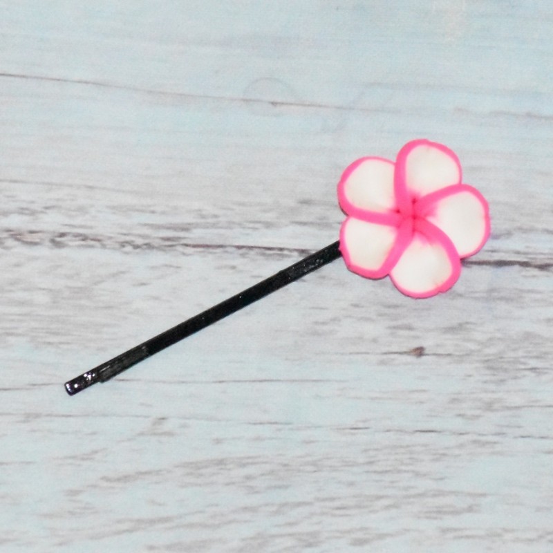Barrette en métal, fleur de frangipanier, coloris rose. Barrette en métal, fleur de frangipanier, coloris rose.