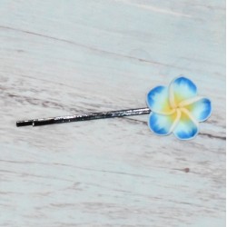 Barrette en métal, fleur de frangipanier, coloris bleu clair.