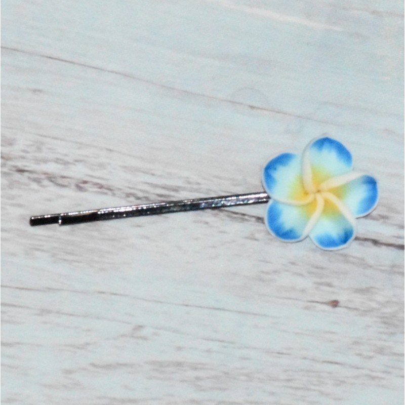 Barrette en métal, fleur de frangipanier, coloris bleu clair.