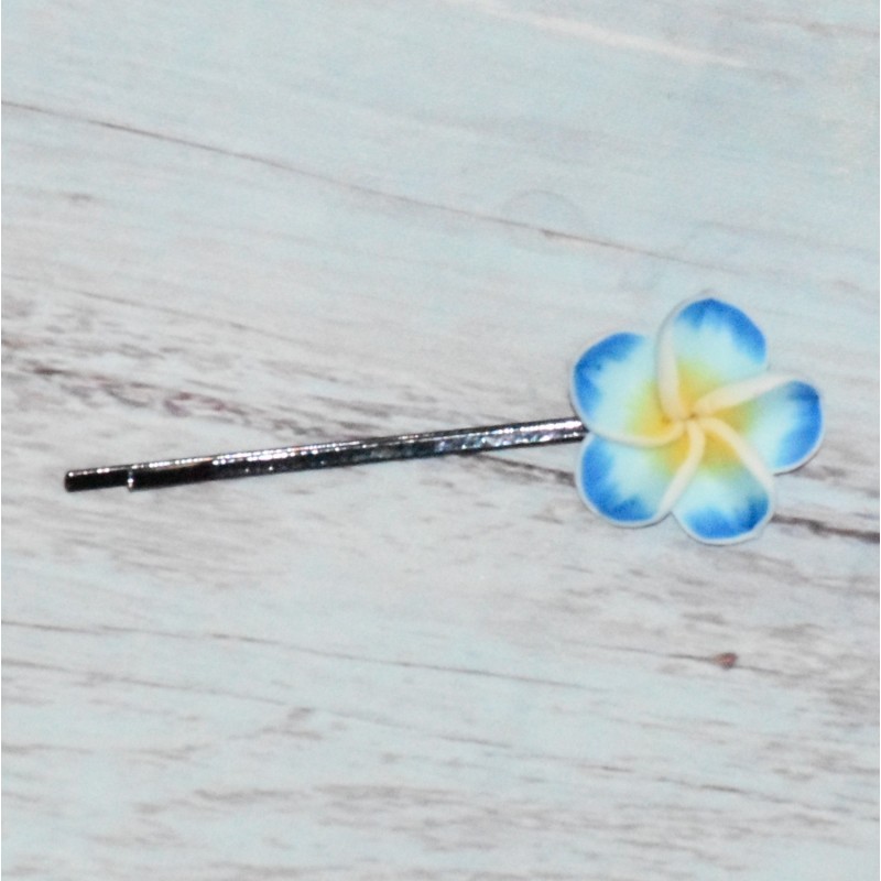 Barrette en métal, fleur de frangipanier, coloris bleu clair. Barrette en métal, fleur de frangipanier, coloris bleu clair.