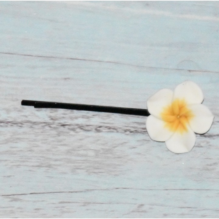 Barrette en métal, fleur de frangipanier, coloris blanc.