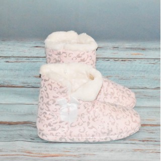 Chaussons cocooning, léopard, fourré, coloris rose pâle et blanc.