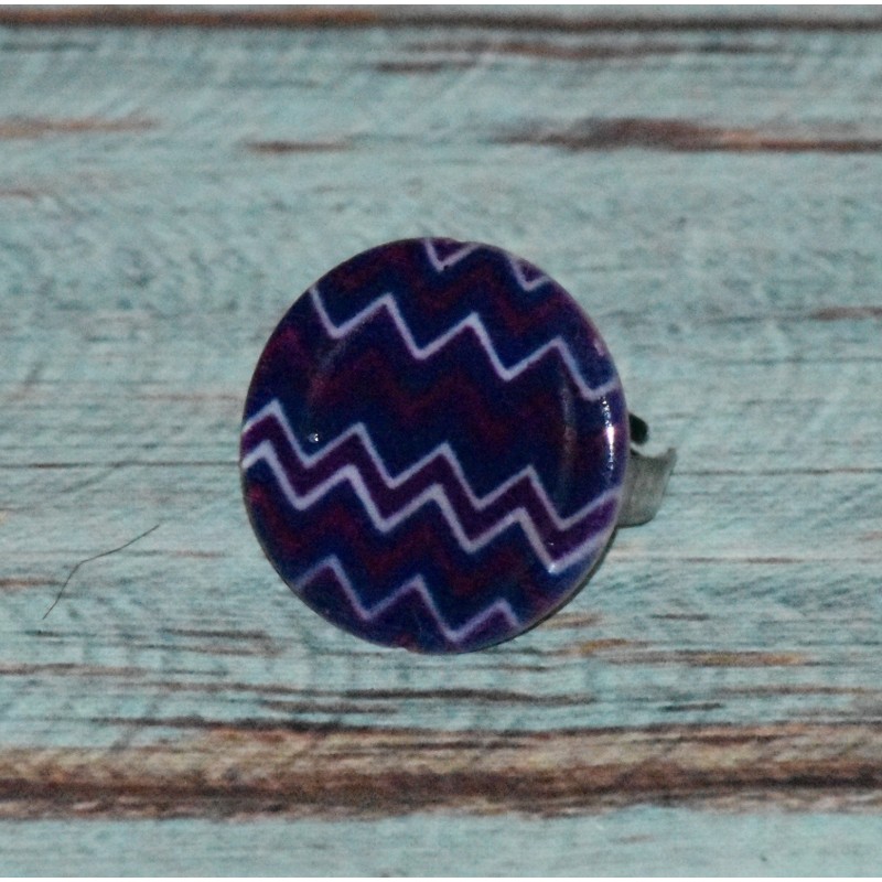 Bague bouton rond en nacre, motif zig-zag, coloris violet. Bague bouton rond en nacre, motif zig-zag, coloris violet.