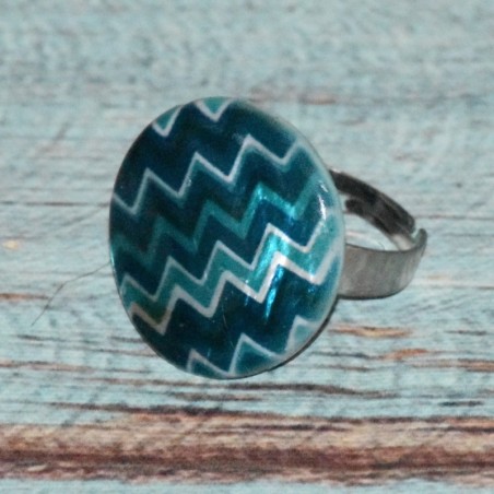 Bague bouton rond en nacre, motif zig-zag,  coloris bleu turquoise.