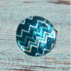 Bague bouton rond en nacre, motif zig-zag,  coloris bleu turquoise.