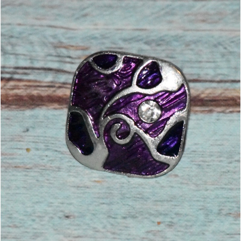 Bague émail forme carré new art, coloris violet. Bague émail forme carré new art, coloris violet.