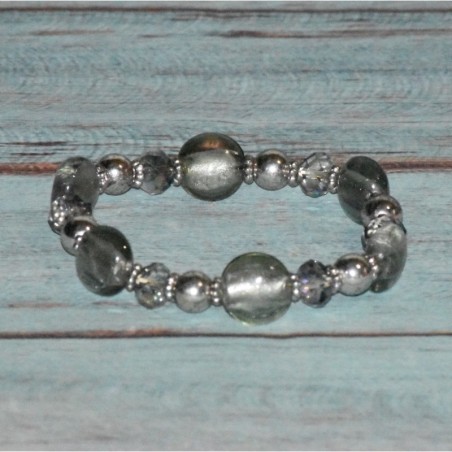 Bracelet en perles de cristal et verre, coloris gris.