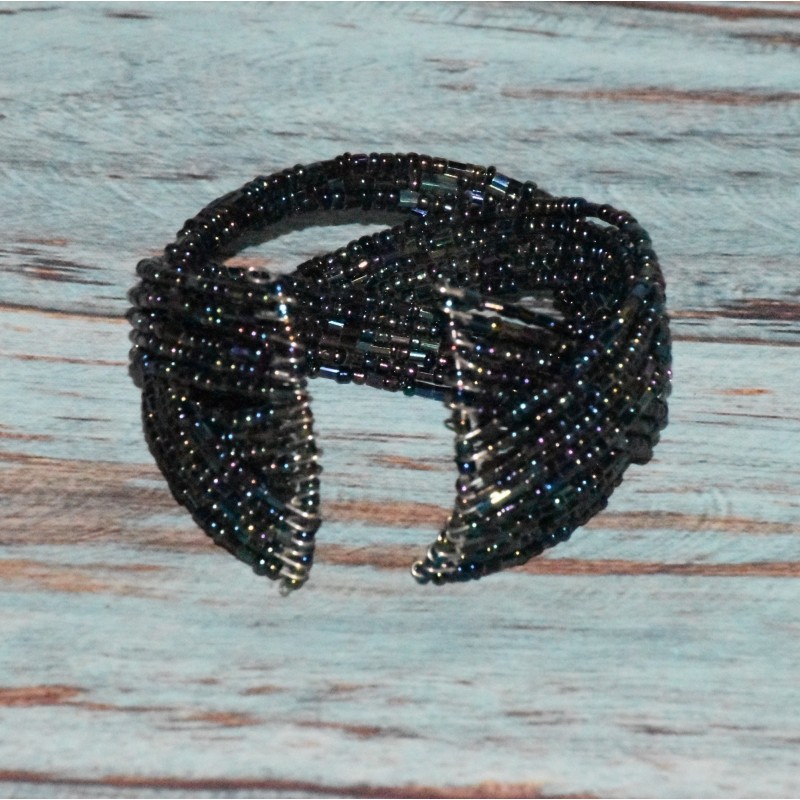 Bracelet manchette rigide, perles de rocaille, coloris anthracite. Bracelet manchette rigide, perles de rocaille, coloris anthracite.
