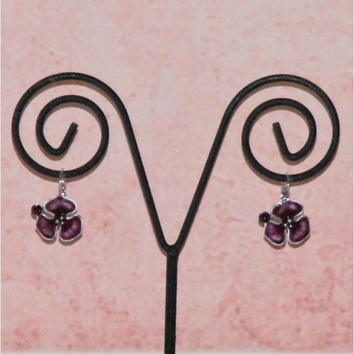 Boucles d'oreilles en émail, fleur et strass, coloris pourpre.
