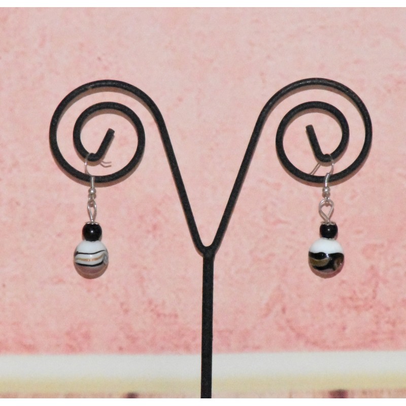 Boucles d'oreilles boule, en verre, coloris vieux rose. Boucles d'oreilles boule, en verre, coloris vieux rose.