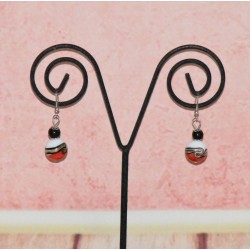 Boucles d'oreilles boule, en verre, coloris rouge.