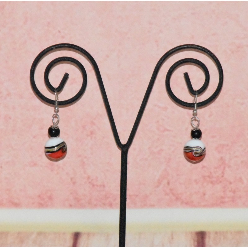 Boucles d'oreilles boule, en verre, coloris rouge.