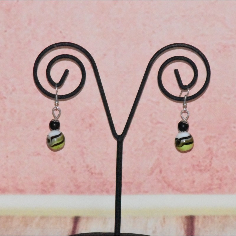 Boucles d'oreilles boule, en verre, coloris vert anis. Boucles d'oreilles boule, en verre, coloris vert anis.